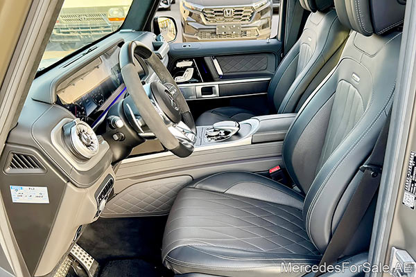 سيارة مرسيدس g63 لونها ذهبي