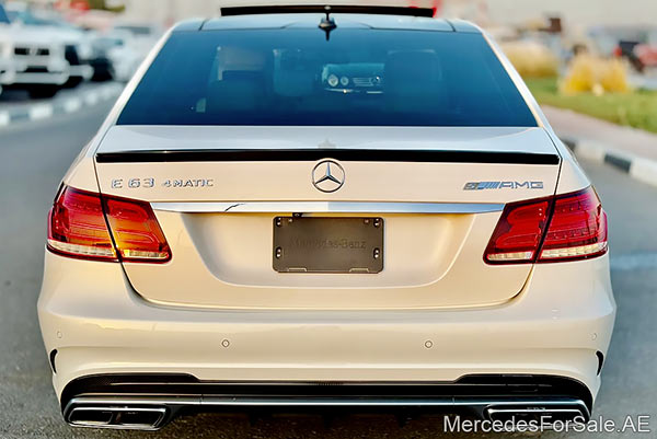 سيارة مرسيدس e63 لونها ابيض