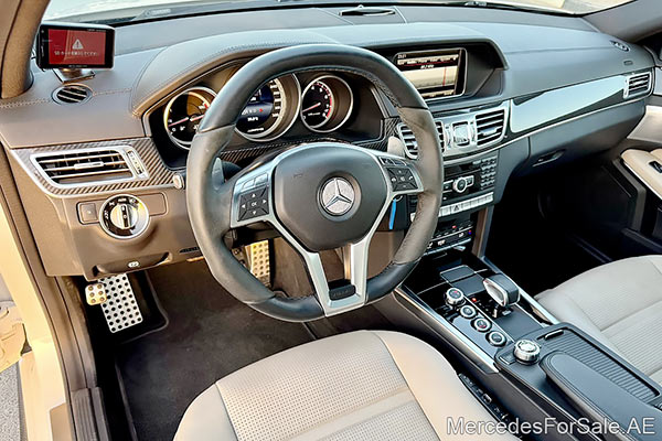 سيارة مرسيدس e63 لونها ابيض