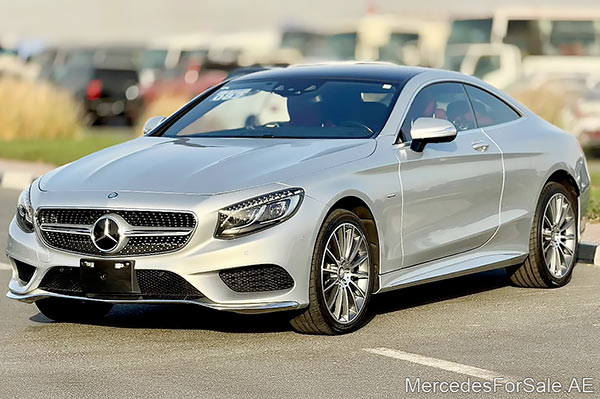 سيارة مرسيدس s550 لونها فضي