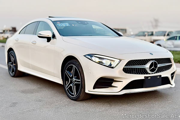 سيارة مرسيدس cls450 لونها ابيض