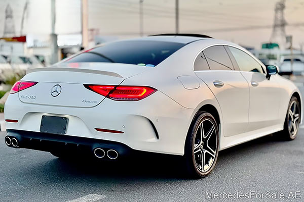 سيارة مرسيدس cls450 لونها ابيض