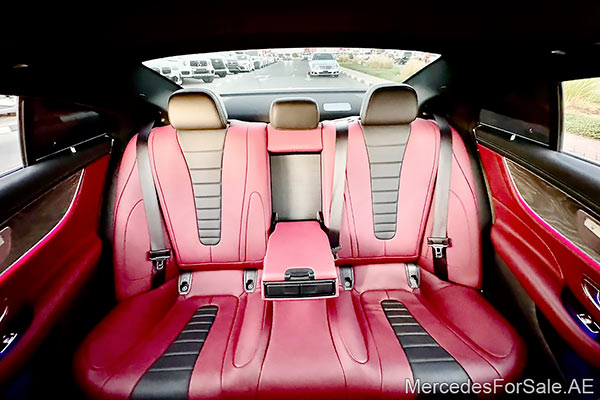 سيارة مرسيدس cls450 لونها ابيض