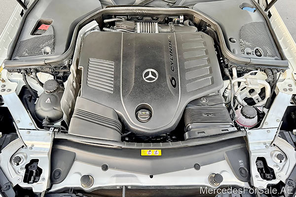 سيارة مرسيدس cls450 لونها ابيض
