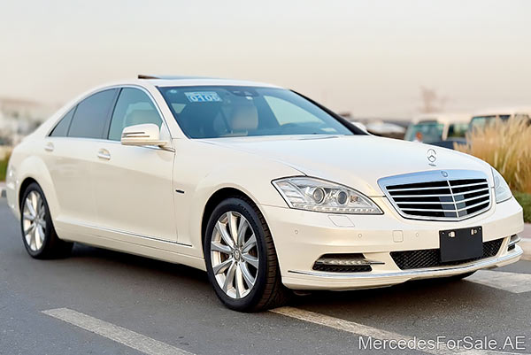 سيارة مرسيدس s350 لونها أبيض