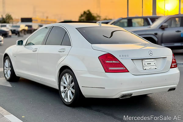 سيارة مرسيدس s350 لونها أبيض