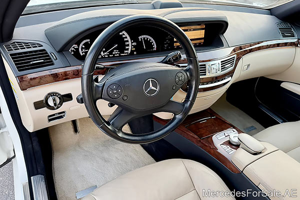 سيارة مرسيدس s350 لونها أبيض