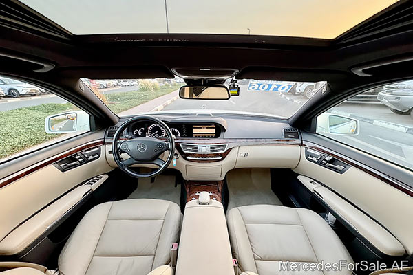 سيارة مرسيدس s350 لونها أبيض