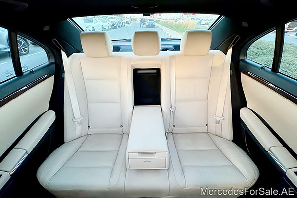 سيارة مرسيدس s350 لونها أبيض