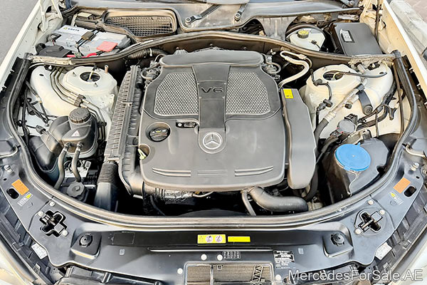 سيارة مرسيدس s350 لونها أبيض