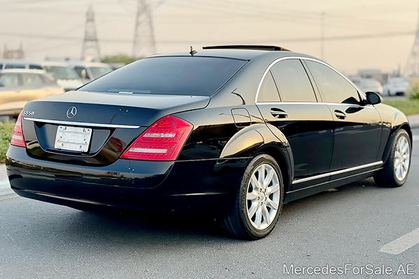 سيارة مرسيدس s350 لونها أسود