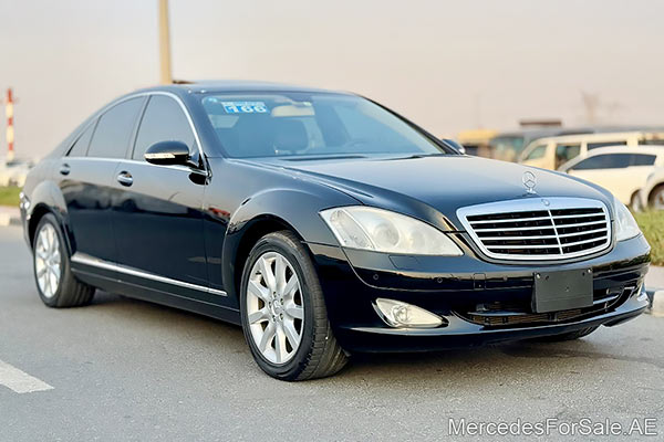 سيارة مرسيدس s350 لونها أسود