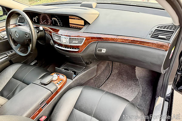 سيارة مرسيدس s350 لونها أسود