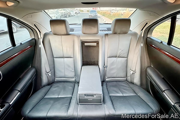سيارة مرسيدس s350 لونها أسود