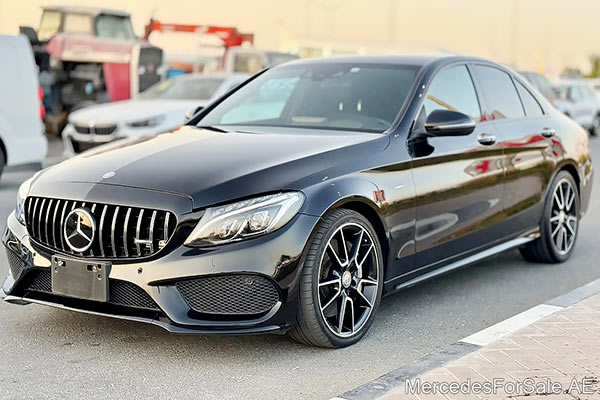 سيارة مرسيدس c43 لونها أسود