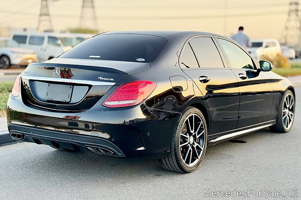 سيارة مرسيدس c43 لونها أسود