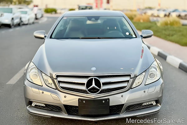 سيارة مرسيدس e350 مستعملة موديل 2010 لونها رمادي