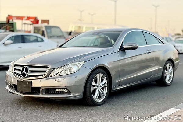 سيارة مرسيدس e350 لونها رمادي