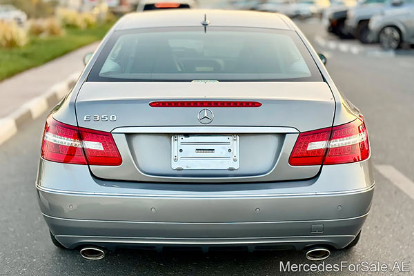 سيارة مرسيدس e350 لونها رمادي