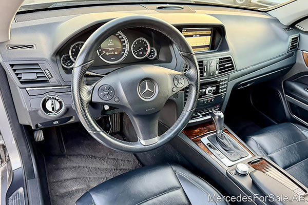 سيارة مرسيدس e350 لونها رمادي