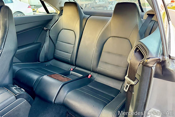 سيارة مرسيدس e350 لونها رمادي