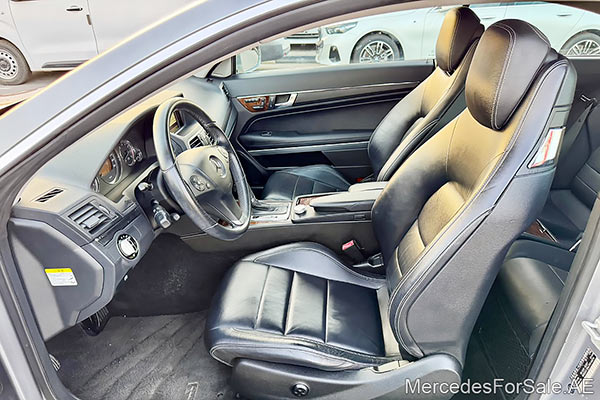 سيارة مرسيدس e350 لونها رمادي