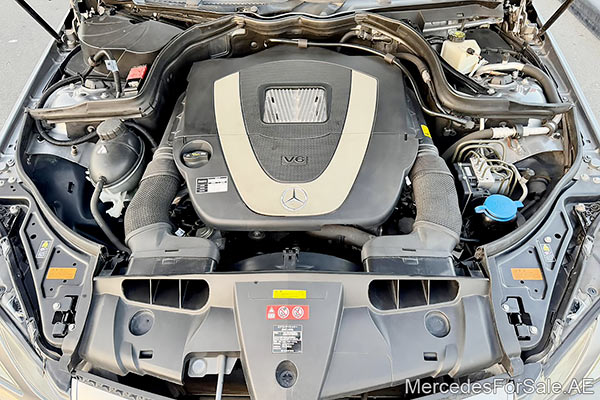 سيارة مرسيدس e350 لونها رمادي