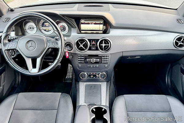 سيارة مرسيدس glk350 لونها ابيض