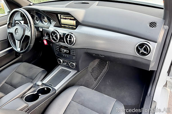 سيارة مرسيدس glk350 لونها ابيض