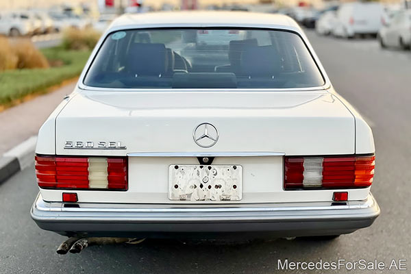 سيارة مرسيدس s500 لونها ابيض
