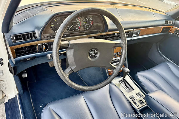 سيارة مرسيدس s500 لونها ابيض