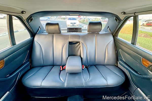 سيارة مرسيدس s500 لونها ابيض