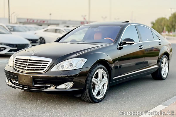 سيارة مرسيدس s600 لونها أسود
