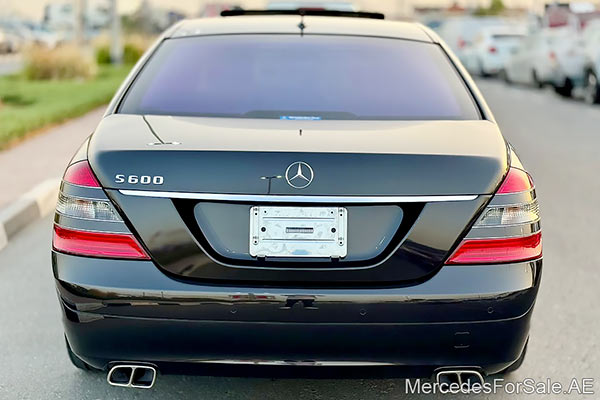 سيارة مرسيدس s600 لونها أسود