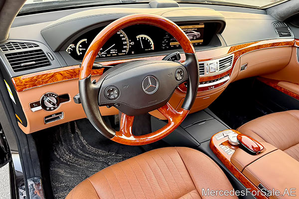 سيارة مرسيدس s600 لونها أسود