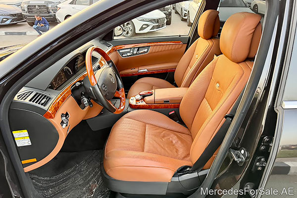 سيارة مرسيدس s600 لونها أسود