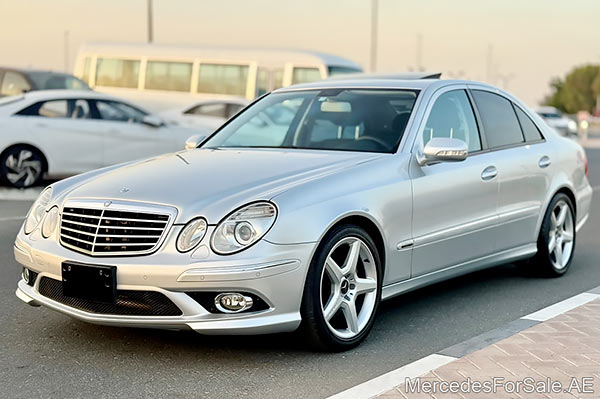 سيارة مرسيدس e350 لونها فضي