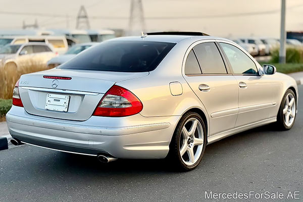 سيارة مرسيدس e350 لونها فضي