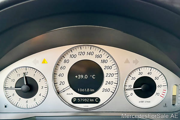 سيارة مرسيدس e350 لونها فضي