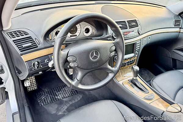 سيارة مرسيدس e350 لونها فضي