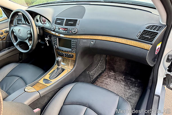 سيارة مرسيدس e350 لونها فضي