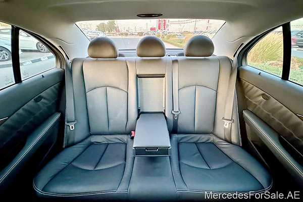 سيارة مرسيدس e350 لونها فضي