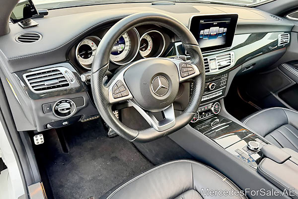 سيارة مرسيدس cls400 لونها ابيض