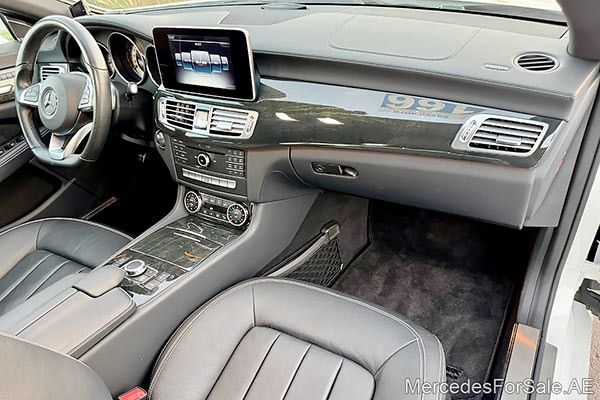 سيارة مرسيدس cls400 لونها ابيض