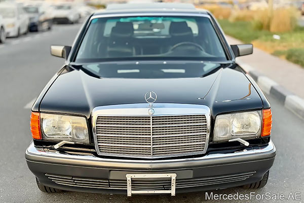سيارة مرسيدس s560 مستعملة موديل 1991 لونها أسود