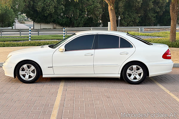 سيارة مرسيدس e350 لونها ابيض