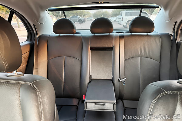 سيارة مرسيدس e350 لونها ابيض
