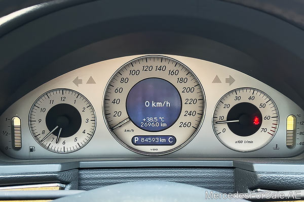 سيارة مرسيدس e350 لونها ابيض