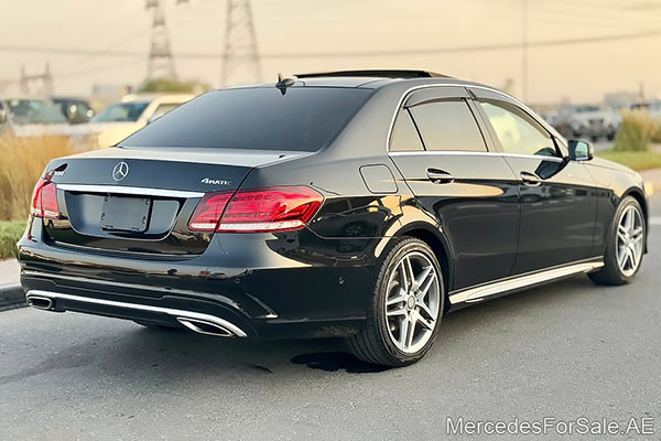 سيارة مرسيدس e300 لونها أسود