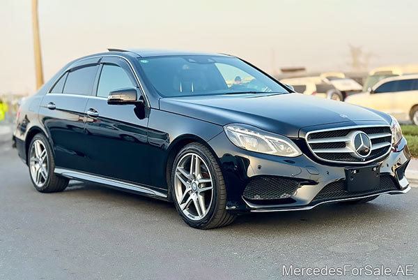 سيارة مرسيدس e300 لونها أسود